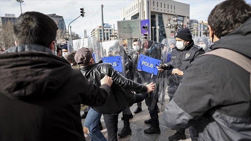 Ankara’da Boğaziçi Üniversitesindeki protestolara destek amaçlı izinsiz gösteride bir polisin kolu kırıldı