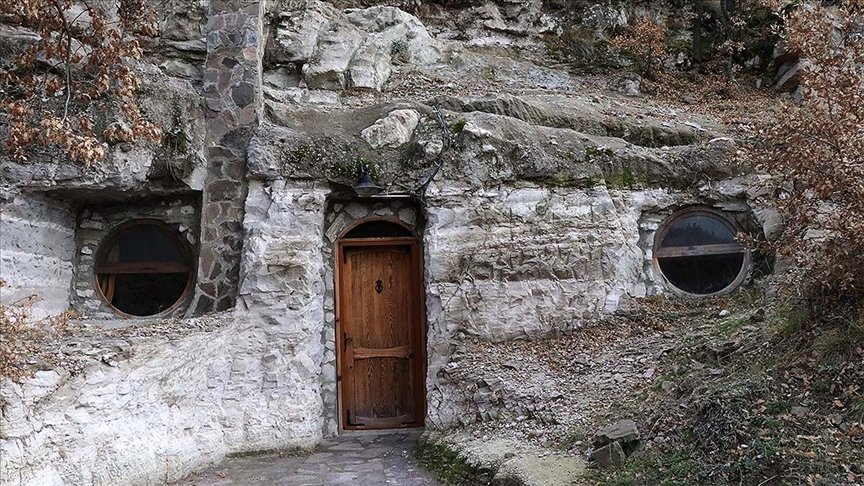 Bolu’daki kaya evler salgın döneminde tarihle iç içe tatil imkanı sunuyor