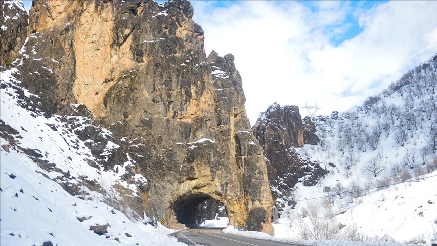 Karadeniz’i Güneydoğu’ya bağlayan kara yolunun çığ tünelleri sürücülere ‘can simidi’ oluyor