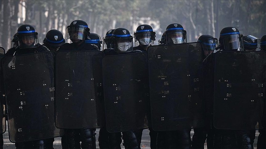 Fransa’da sarı yelekli eylemcilere şiddet uygulayan 2 polise soruşturma