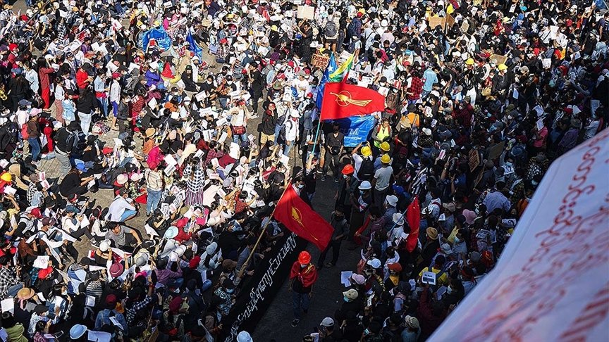 Myanmar’da askeri darbe karşıtı protestolar sıkıyönetime rağmen devam etti