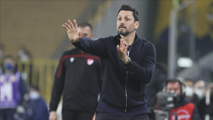 Fenerbahçe Teknik Direktörü Erol Bulut: Fenerbahçe’ye karşı çekilen çizgiler biraz farklı çiziliyor