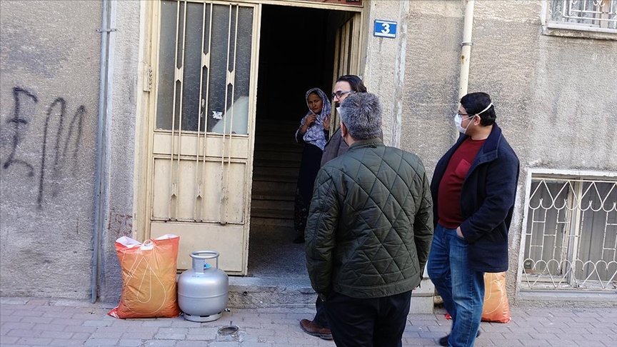 Konya’da dört arkadaş ihtiyaç sahibi ailelerin yuvasına mutluluk taşıyor