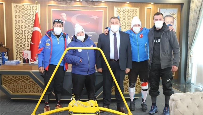 Erzurum’daki kayakçı otistik ikizlere, evde antrenman için simülatör desteği