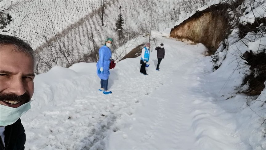 Ordu’da sağlık ekipleri karda 2 kilometre yürüyerek ulaştıkları hastaya Kovid-19 aşısı yaptı