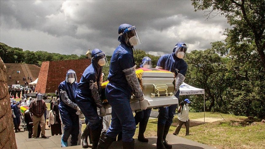 Zimbabve’de 4 bakanın Kovid-19’dan hayatını kaybetmesinin ardından kısıtlamalar uzatıldı