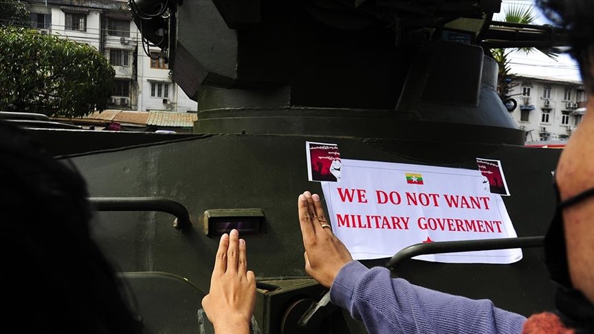 Myanmar’da protestocular İngiltere ve Kanada’nın cuntaya yaptırım kararına destek verdi