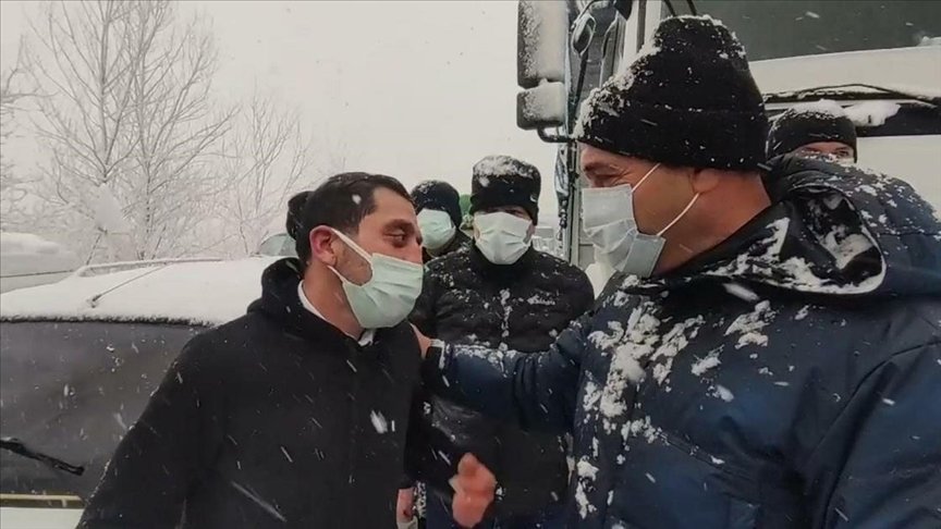 Kapanan yolda mahsur kalmaları nedeniyle ‘kız istemeye’ geciken aileye Vali destek sözü verdi