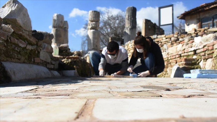 ‘Gladyatörler kenti’nin 1550 yıllık kilise tabanı özenle işleniyor