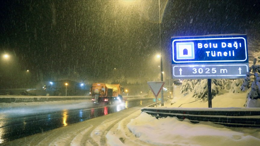 Bolu Dağı’nda kar yağışı etkisini arttırdı