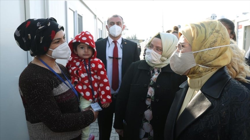 Emine Erdoğan, İzmir’de depremzedeleri ziyaret etti