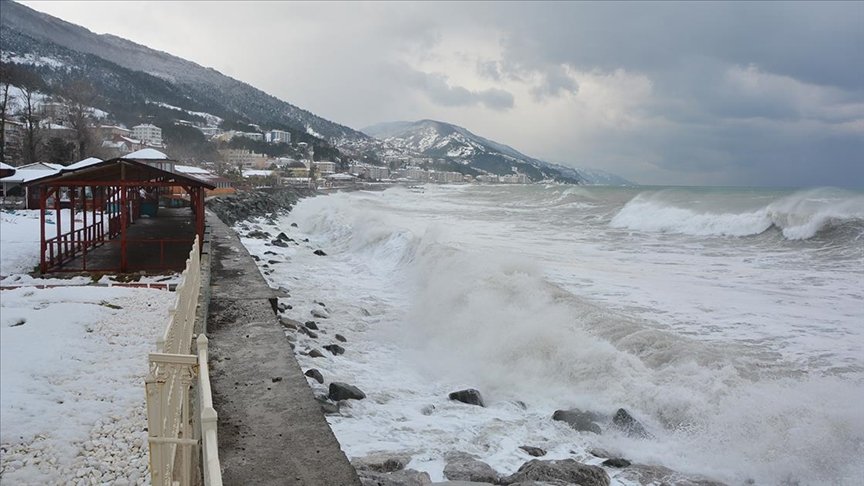 Kastamonu’da etkili olan fırtına nedeniyle Karadeniz’de 4 metre yüksekliğinde dalgalar oluştu