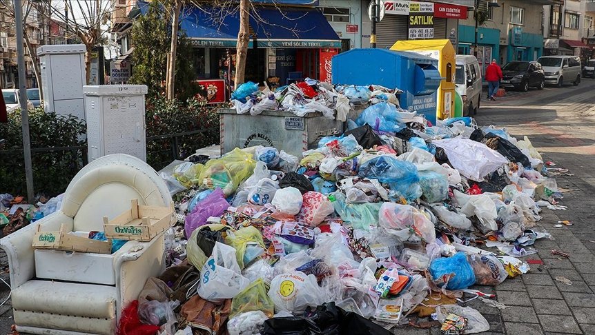 Maltepe Belediyesi işçilerinin grevi nedeniyle sokaklardaki çöpler 5 gündür toplanmıyor