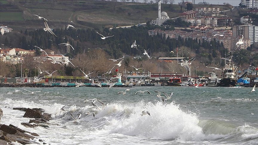 Marmara Denizi’nde lodos 3 gündür deniz ulaşımını olumsuz etkiliyor