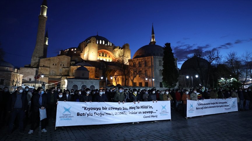 TÜGVA, Boğaziçi Üniversitesi önünde Kabe fotoğrafının yere serilmesine tepki gösterdi