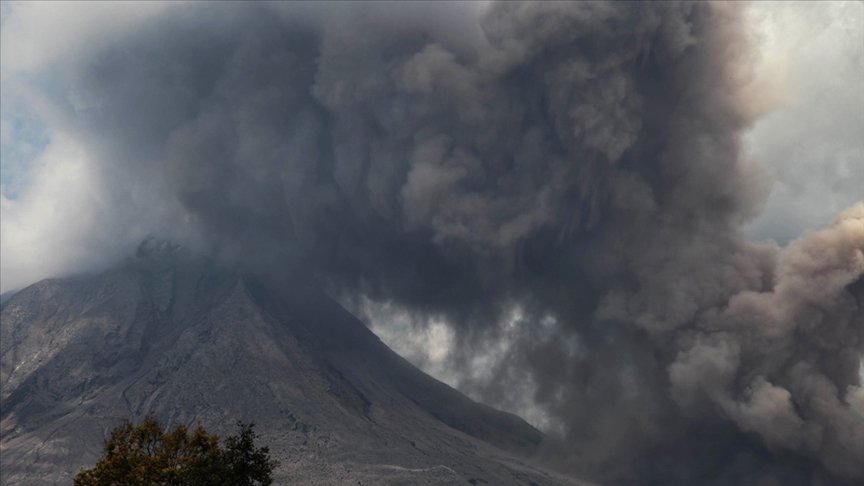 Endonezya’da Sinabung Yanardağı’nda patlama