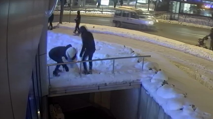 Kocaeli’de ‘kardan kadın’ın çalınması güvenlik kamerasında