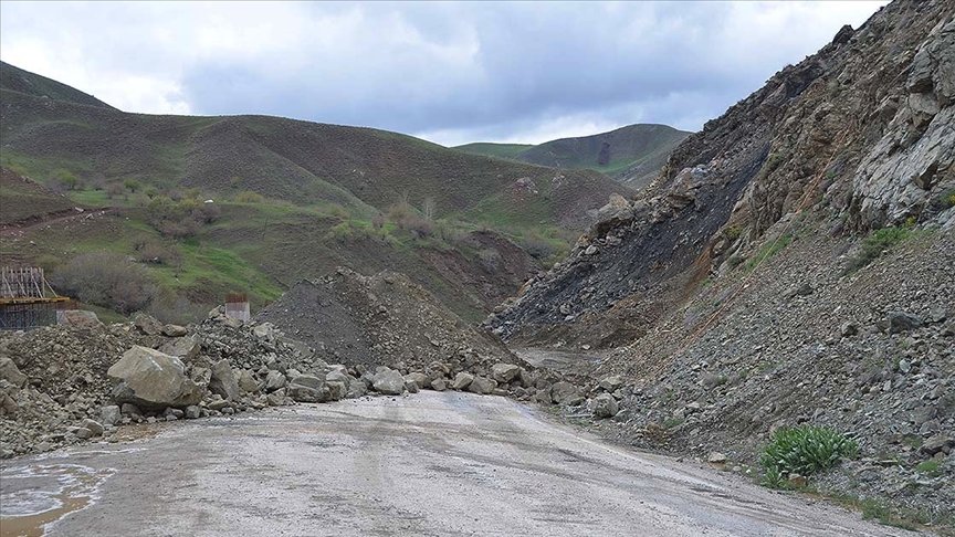 Hakkari’de dağdan kopan kaya parçaları nedeniyle Şemdinli-Yüksekova yolu kapandı