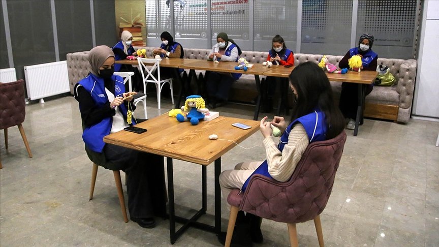 Oyuncak bebek ören gençler, kırsaldaki çocukların ‘yüzlerindeki tebessüm’ oldu