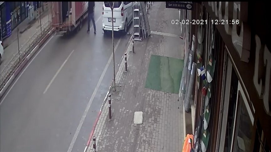 Seyir halindeki kamyonetin açılan kapısının çarpması sonucu yaralandı