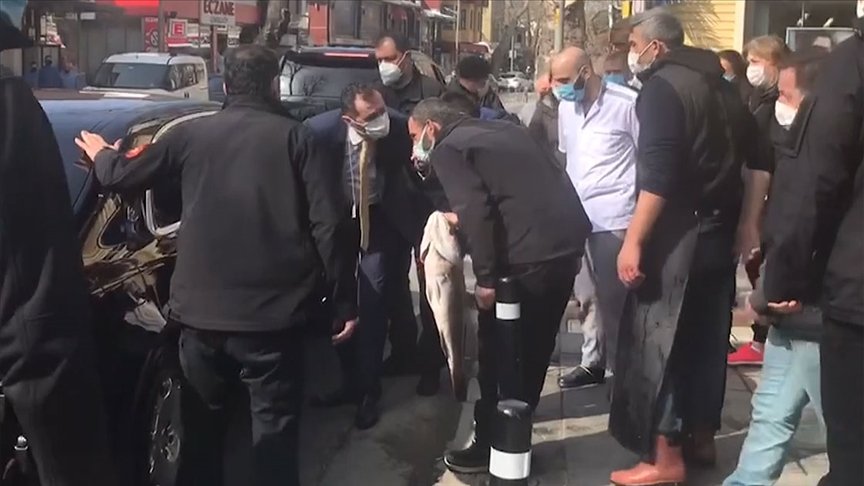 Cumhurbaşkanı Erdoğan Çengelköy’deki bir balıkçıdan alışveriş yaptı