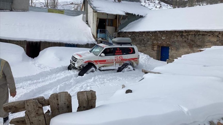 Sivas’ta filyasyon ekipleri aşı yapmak için karlı yolları paletli ambulanslarla aşıyor