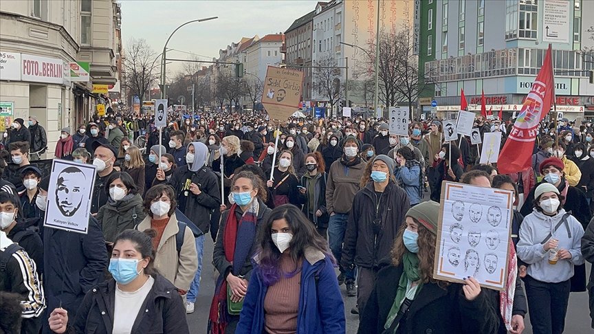 Almanya’da ırkçı terör saldırısında hayatını kaybedenlerin anıldığı yürüyüşe binlerce kişi katıldı