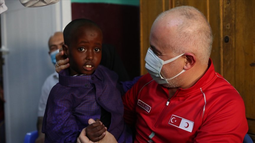 Türk Kızılay, Somali’de her gün 3 bin kişiye yemek dağıtıyor