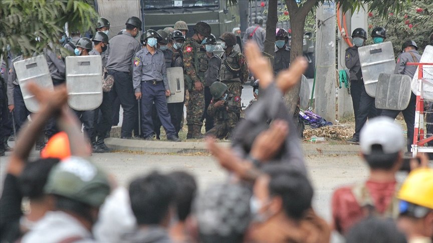 Myanmar’da askeri cunta darbe karşıtı protestocuları ‘ölümcül güç’ kullanmakla tehdit etti