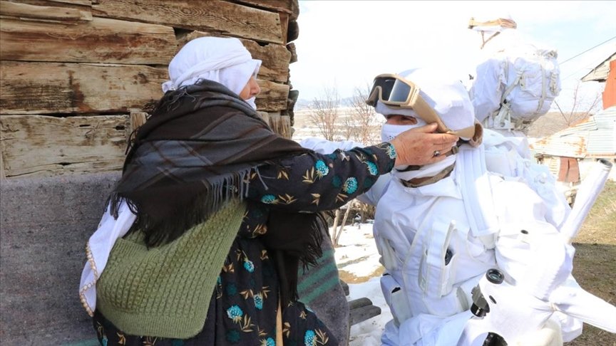 Erzincan’da komandolara kırsaldaki köylülerden moral desteği
