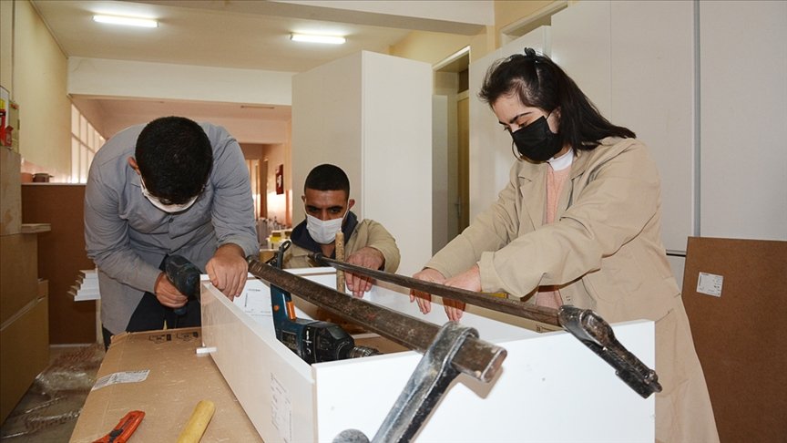 Engelli öğrenciler yaptıkları masa ve sıralarla okulların çehresini değiştiriyor
