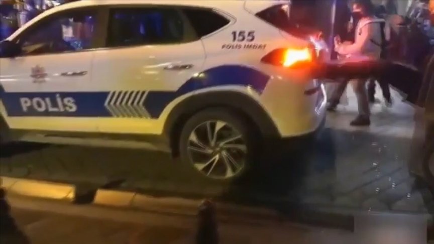 Kadıköy’de polis aracına zarar veren ve güvenlik güçlerine saldırılarda bulunan 5 zanlı yakalandı
