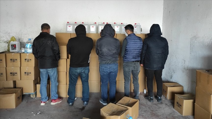 İstanbul’da düzenlenen operasyonda 9 ton sahte içki ele geçirildi
