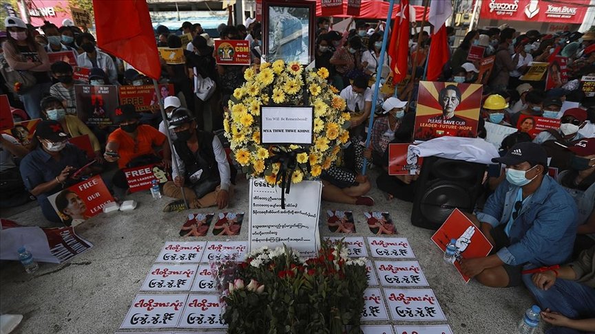 Myanmar’da protestocular polisin müdahalesi sonucu yaşamını yitiren göstericiyi andı