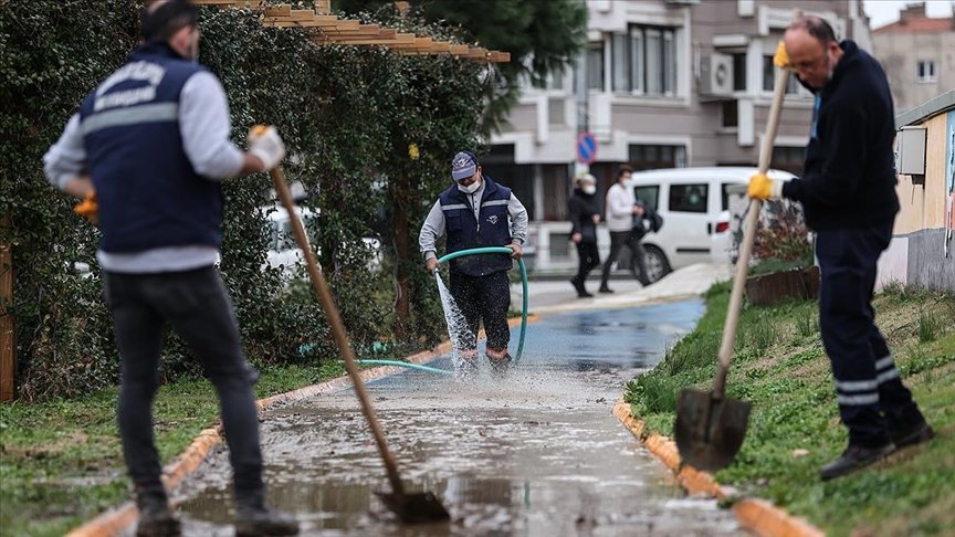 İzmir’de kuvvetli yağışın ardından yaralar sarılıyor