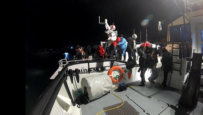 İzmir’de Türk kara sularına geri itilen 19 göçmen kurtarıldı