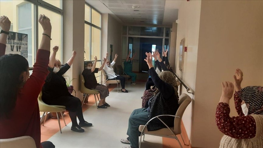 Huzurevi sakinleri Kovid-19 sürecinde vakitlerini sosyal, kültürel ve sportif etkinliklerle geçiriyor