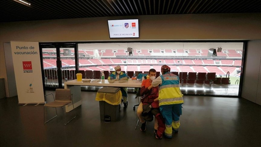 Madrid’de toplu Kovid-19 aşılamalarına stadyumda başlandı