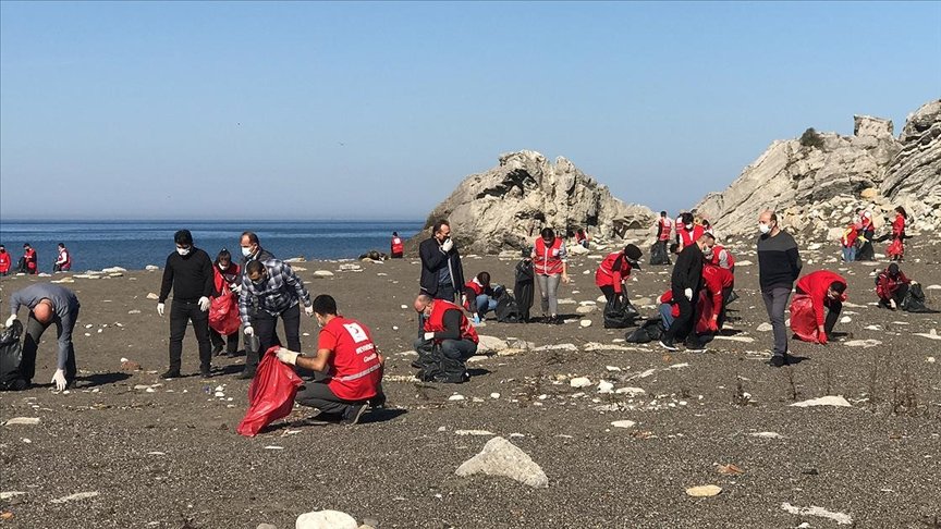 Türk Kızılay gönüllüleri Kozlu Sahili’nde temizlik yaptı