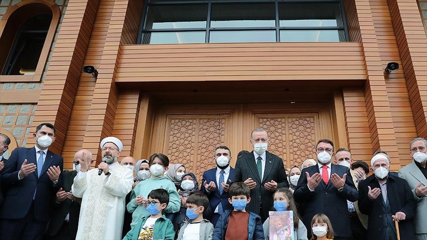 Cumhurbaşkanı Erdoğan, cuma namazını açılışını yaptığı Hacı Ahmet Erdoğan Camisi’nde kıldı