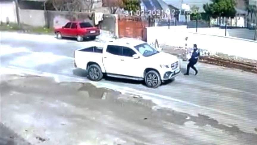 Adana’da jandarma, hareket halindeki kamyonetin el frenini çekerek kazaya karışmasını engelledi