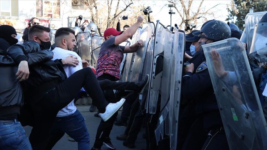 Kuzey Makedonya’da ‘Monstrum’ davasının kararını protesto edenlerle polis arasında arbede yaşandı