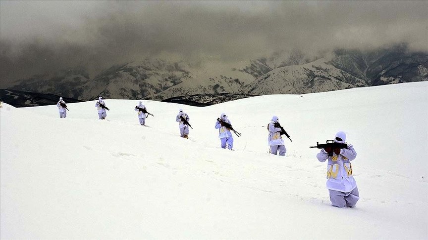 Muş’ta jandarma ekipleri, teröristlere dondurucu soğukta da göz açtırmıyor
