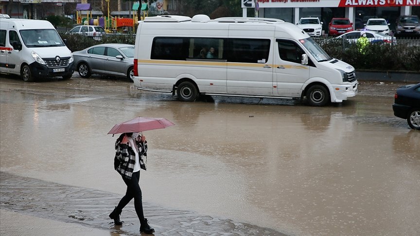 İzmir’de kuvvetli yağış nedeniyle kamu çalışanları bugün idari izinli sayılacak