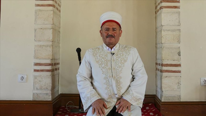 Uyuşturucu bağımlılarının hayatlarına dokunan ve küskünleri barıştıran imam, dışarda kalanlara da yardım ediyor