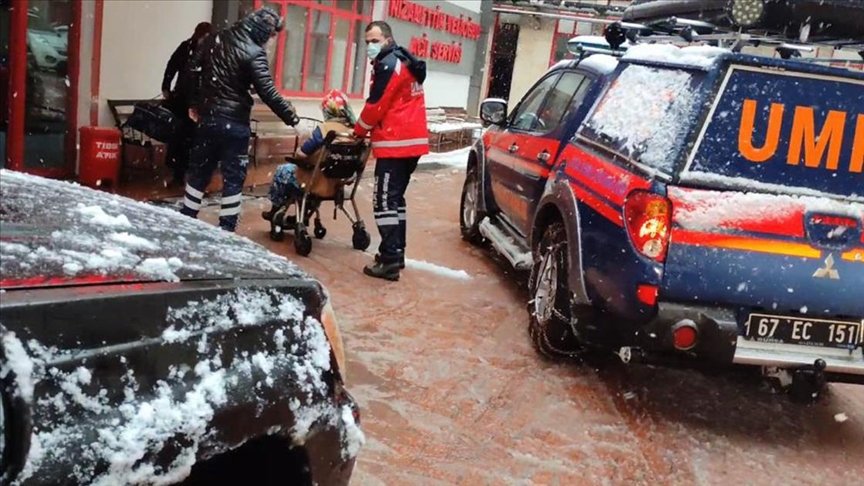 Zonguldak’ta ekipler yolu kardan kapanan köydeki hamile kadın için seferber oldu