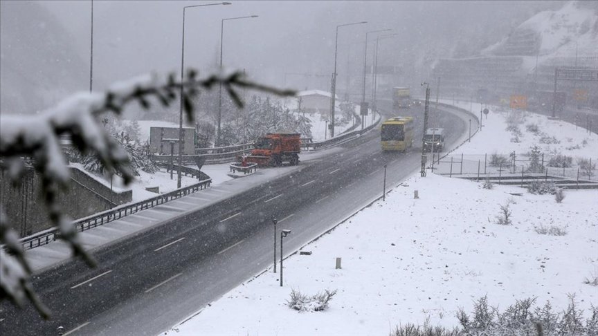 Bolu Dağı’nda yoğun kar yağışı etkili oluyor