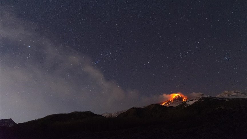 İtalya’da Etna yanardağı yeniden faaliyete geçti