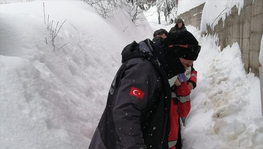 Kastamonu’da kar nedeniyle köyde mahsur kalan hamile kadın ve 55 günlük bebek kurtarıldı