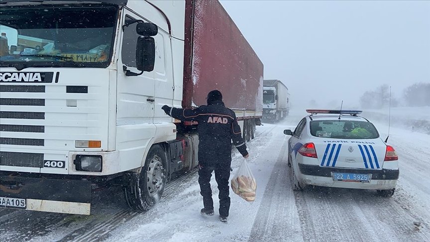 Edirne’de AFAD, yolda kalan tır sürücülerine kumanya dağıttı